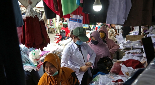 Jelang Sekolah Tatap Muka, Warga Berburu Seragam di Pasar Mester