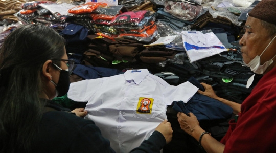 Jelang Sekolah Tatap Muka, Warga Berburu Seragam di Pasar Mester