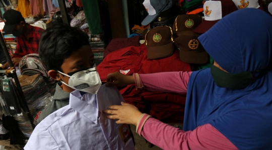 Jelang Sekolah Tatap Muka, Warga Berburu Seragam di Pasar Mester