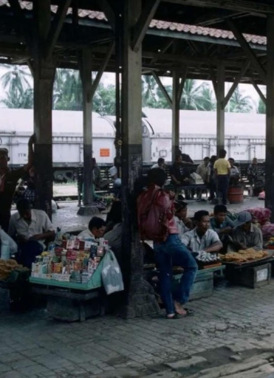 Potret Nostalgia Stasiun Malangbong Era 80-an, Pedagang Sampai Masuk Gerbong Kereta