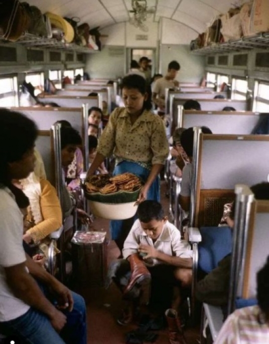 Potret Nostalgia Stasiun Malangbong Era 80-an, Pedagang Sampai Masuk Gerbong Kereta