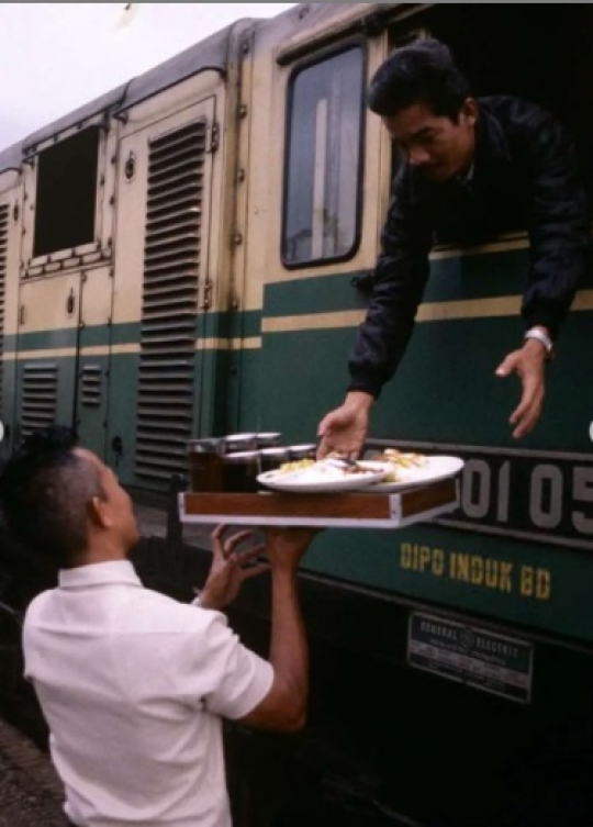 Potret Nostalgia Stasiun Malangbong Era 80-an, Pedagang Sampai Masuk Gerbong Kereta