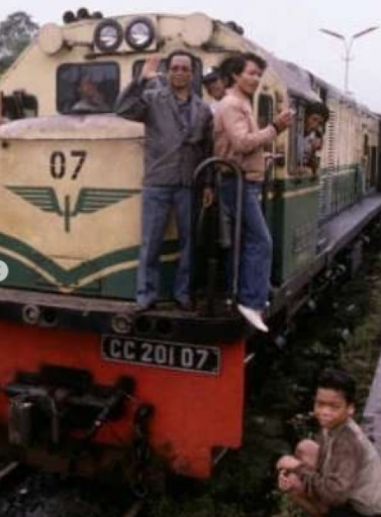 Potret Nostalgia Stasiun Malangbong Era 80-an, Pedagang Sampai Masuk Gerbong Kereta