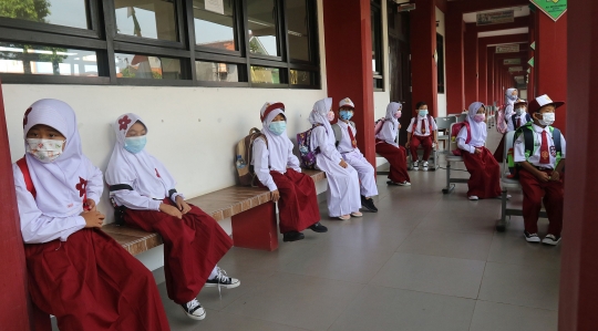 Keseruan Hari Pertama Pembelajaran Tatap Muka di SDN 05 Kalisari