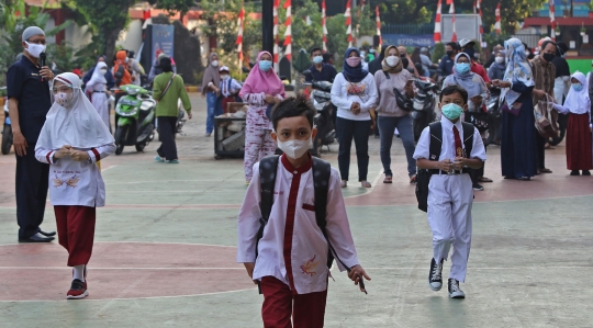 Keseruan Hari Pertama Pembelajaran Tatap Muka di SDN 05 Kalisari