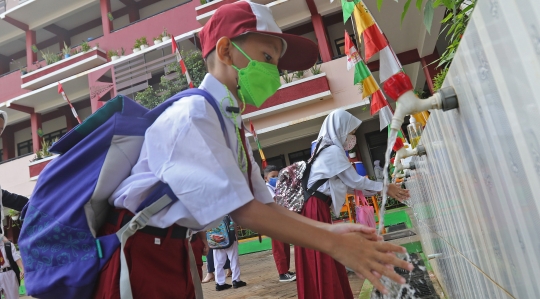 Keseruan Hari Pertama Pembelajaran Tatap Muka di SDN 05 Kalisari