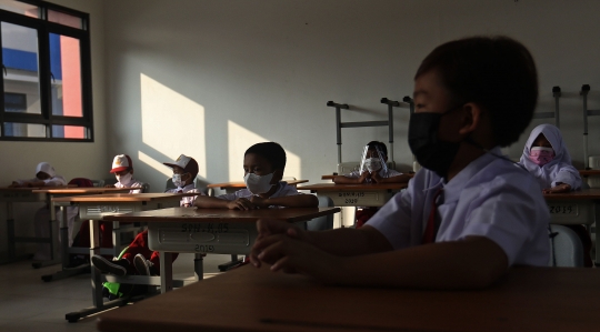 Keseruan Hari Pertama Pembelajaran Tatap Muka di SDN 05 Kalisari