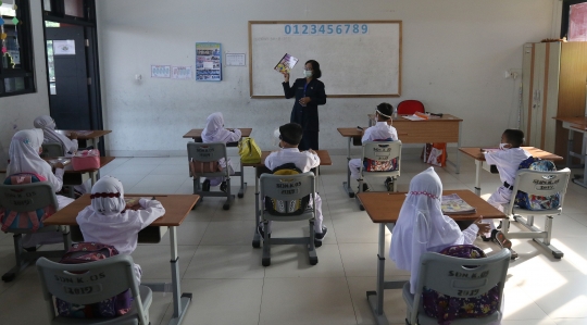 Keseruan Hari Pertama Pembelajaran Tatap Muka di SDN 05 Kalisari