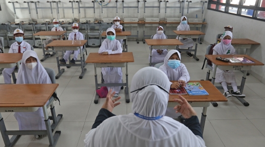 Keseruan Hari Pertama Pembelajaran Tatap Muka di SDN 05 Kalisari