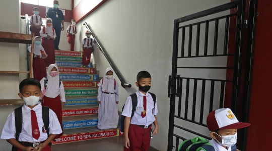 Keseruan Hari Pertama Pembelajaran Tatap Muka di SDN 05 Kalisari