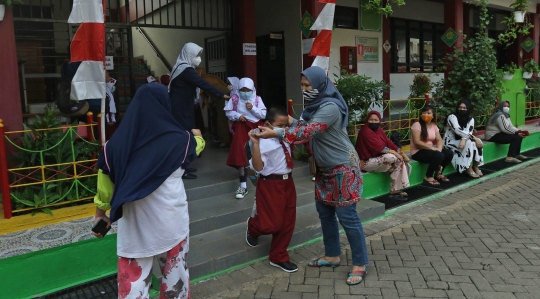 Keseruan Hari Pertama Pembelajaran Tatap Muka di SDN 05 Kalisari