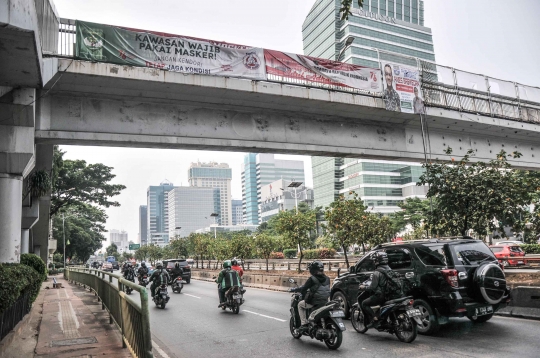 Penampakan Spanduk Anies Baswedan For Presiden 2024 di JPO Slipi