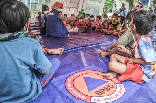 Trauma Healing Anak-Anak Korban Kebakaran Lewat Dongeng