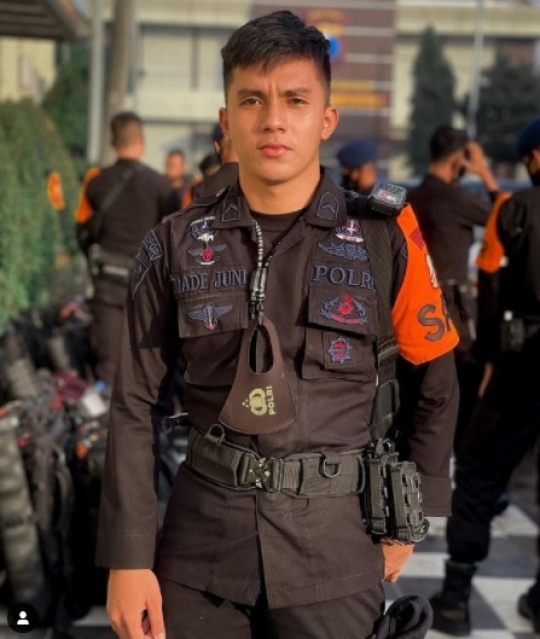 Kenalan dengan Polisi Tampan Made Juni, Kenakan Baju Adat Bali Bikin Hati Leleh