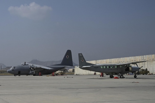Deretan Peralatan Militer AS yang Ditinggalkan di Bandara Kabul