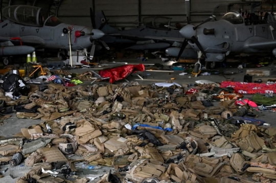 Deretan Peralatan Militer AS yang Ditinggalkan di Bandara Kabul