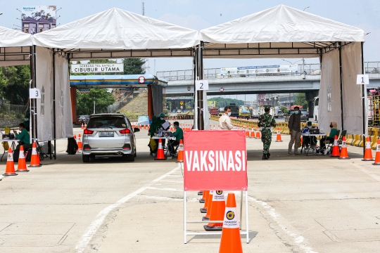 Vaksinasi Covid-19 Drive Thru di Tol Jagorawi