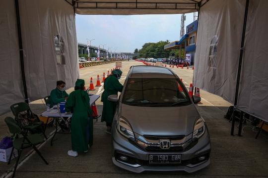 Vaksinasi Covid-19 Drive Thru di Tol Jagorawi