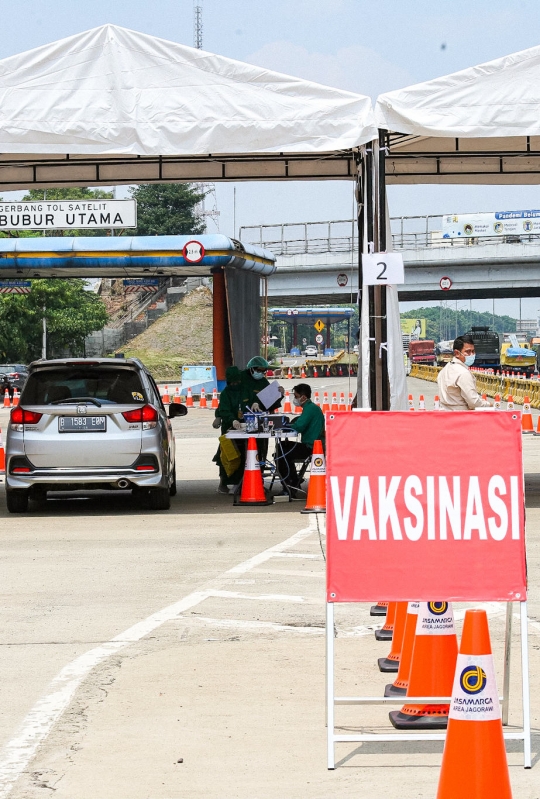 Vaksinasi Covid-19 Drive Thru di Tol Jagorawi