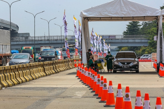 Vaksinasi Covid-19 Drive Thru di Tol Jagorawi