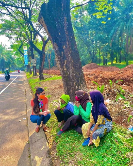 Gaya Merakyat Heni Tania Istri Perwira Polisi di Jalan, Ajudan Wapres Kasih Komentar