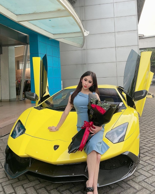 Pose-Pose Glamor Ayu Thalia Pelapor Anak Ahok di Mobil Mewah, Bikin Enggak Kedip