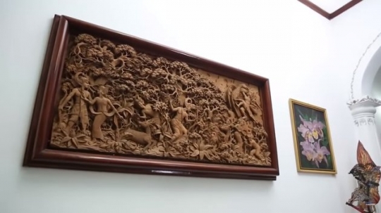 5 Potret Rumah Indra Herlambang, Luas, Bernuansa Klasik, dan Asri Banget