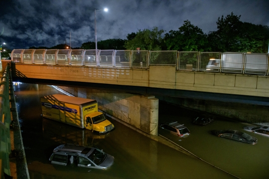 Banjir Bandang Landa Pusat Kota New York