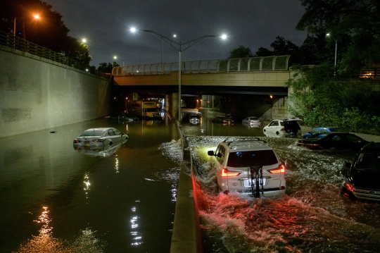 Banjir Bandang Landa Pusat Kota New York