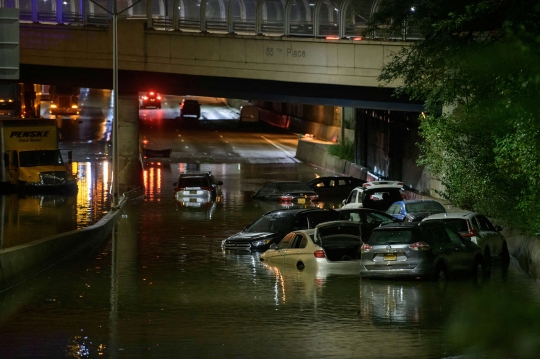 Banjir Bandang Landa Pusat Kota New York