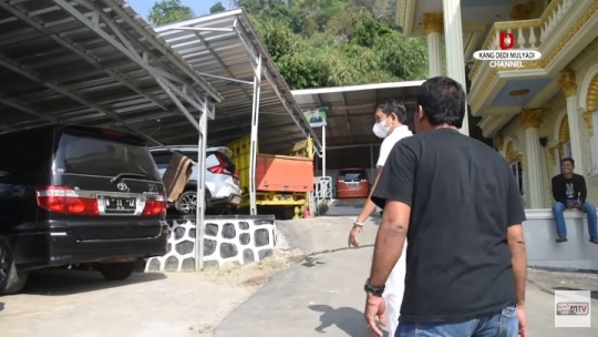 Gerebek Garasi Kepala Desa Pemilik Rumah Mewah, Bikin Kaget Mobilnya Banyak Banget