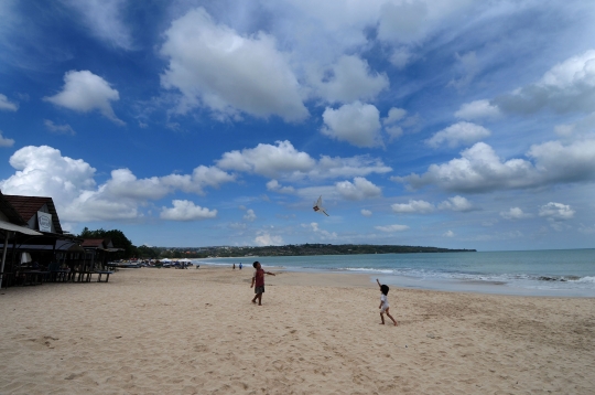 Melihat Sepinya Pantai-Pantai di Bali