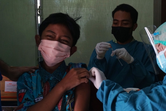 Vaksinasi Covid-19 Bagi Pelajar di Malang