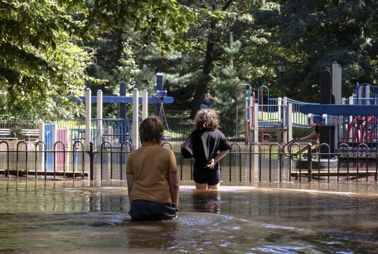 Ceria Bocah New York Main di Tengah Banjir