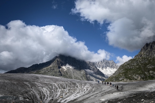 Meratapi Gletser Terbesar di Pegunungan Alpen Mencair Tanpa Henti
