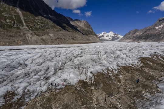 Meratapi Gletser Terbesar di Pegunungan Alpen Mencair Tanpa Henti