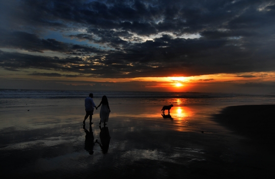 Menikmati Keindahan Pantai Pesut yang Sepi Wisatawan