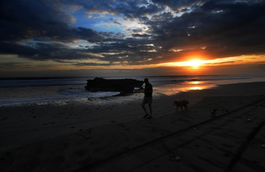 Menikmati Keindahan Pantai Pesut yang Sepi Wisatawan