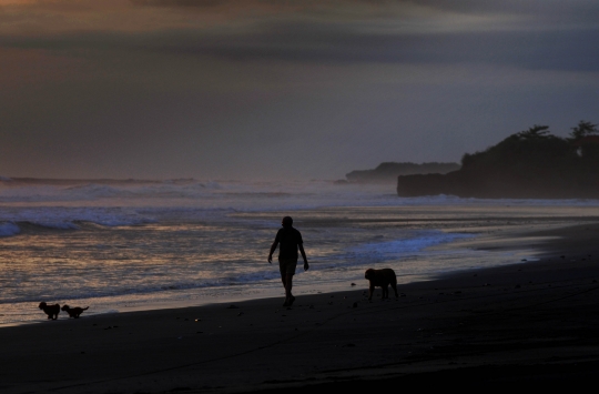 Menikmati Keindahan Pantai Pesut yang Sepi Wisatawan