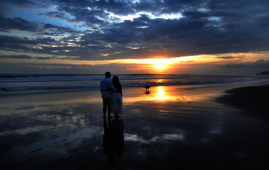 Menikmati Keindahan Pantai Pesut yang Sepi Wisatawan