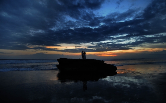 Menikmati Keindahan Pantai Pesut yang Sepi Wisatawan