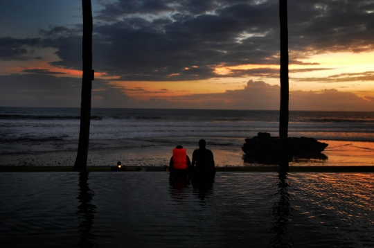 Menikmati Keindahan Pantai Pesut yang Sepi Wisatawan