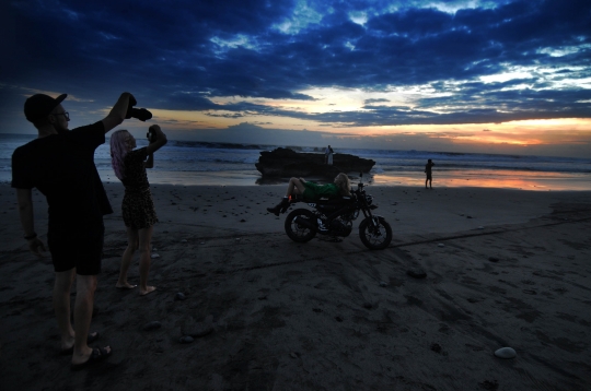 Menikmati Keindahan Pantai Pesut yang Sepi Wisatawan