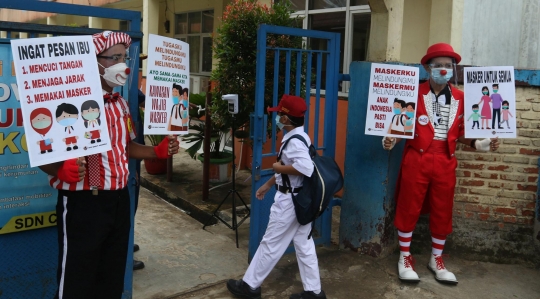 Aksi Badut Kampanye Masker di Sekolah