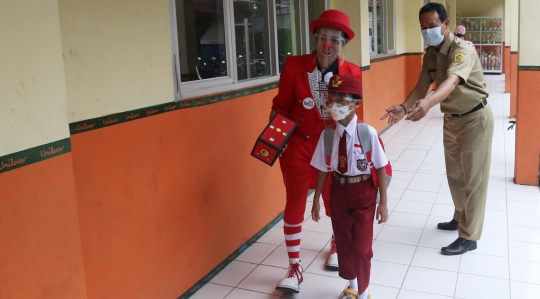 Aksi Badut Kampanye Masker di Sekolah