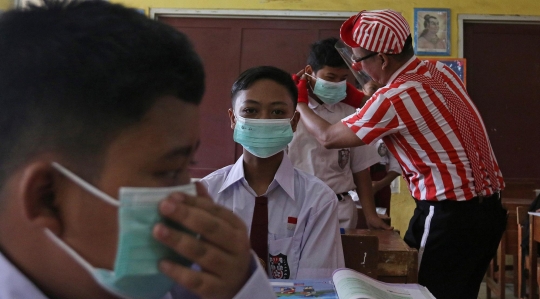 Aksi Badut Kampanye Masker di Sekolah