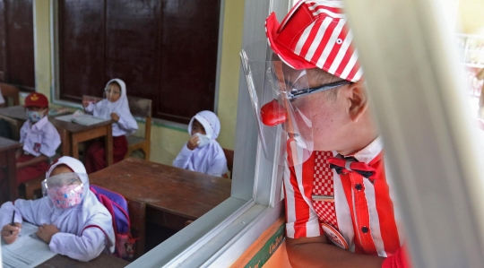 Aksi Badut Kampanye Masker di Sekolah