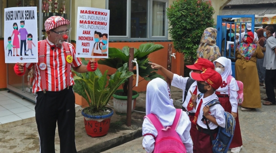 Aksi Badut Kampanye Masker di Sekolah