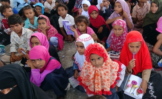 Nestapa Anak-Anak Yaman Belajar di Reruntuhan Sekolah
