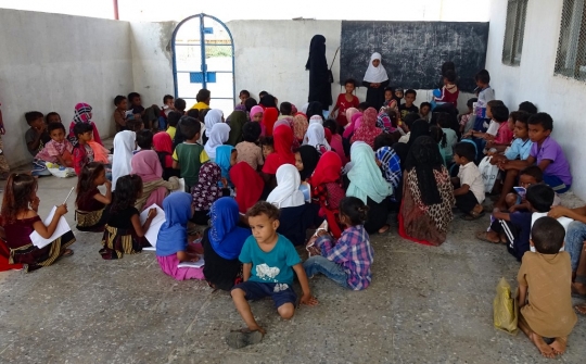 Nestapa Anak-Anak Yaman Belajar di Reruntuhan Sekolah